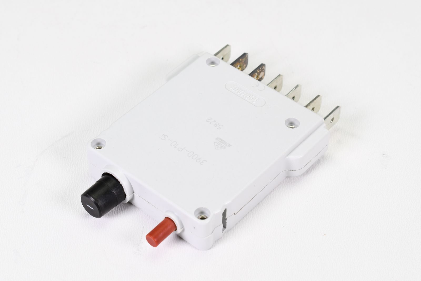 3900-P10-SI-1A The E-T-A 3900-P10-SI-1A is a single-pole thermal magnetic circuit breaker rated for 1A at 250VAC/65VDC. It features a panel mount design and is approved to IEC 60934.