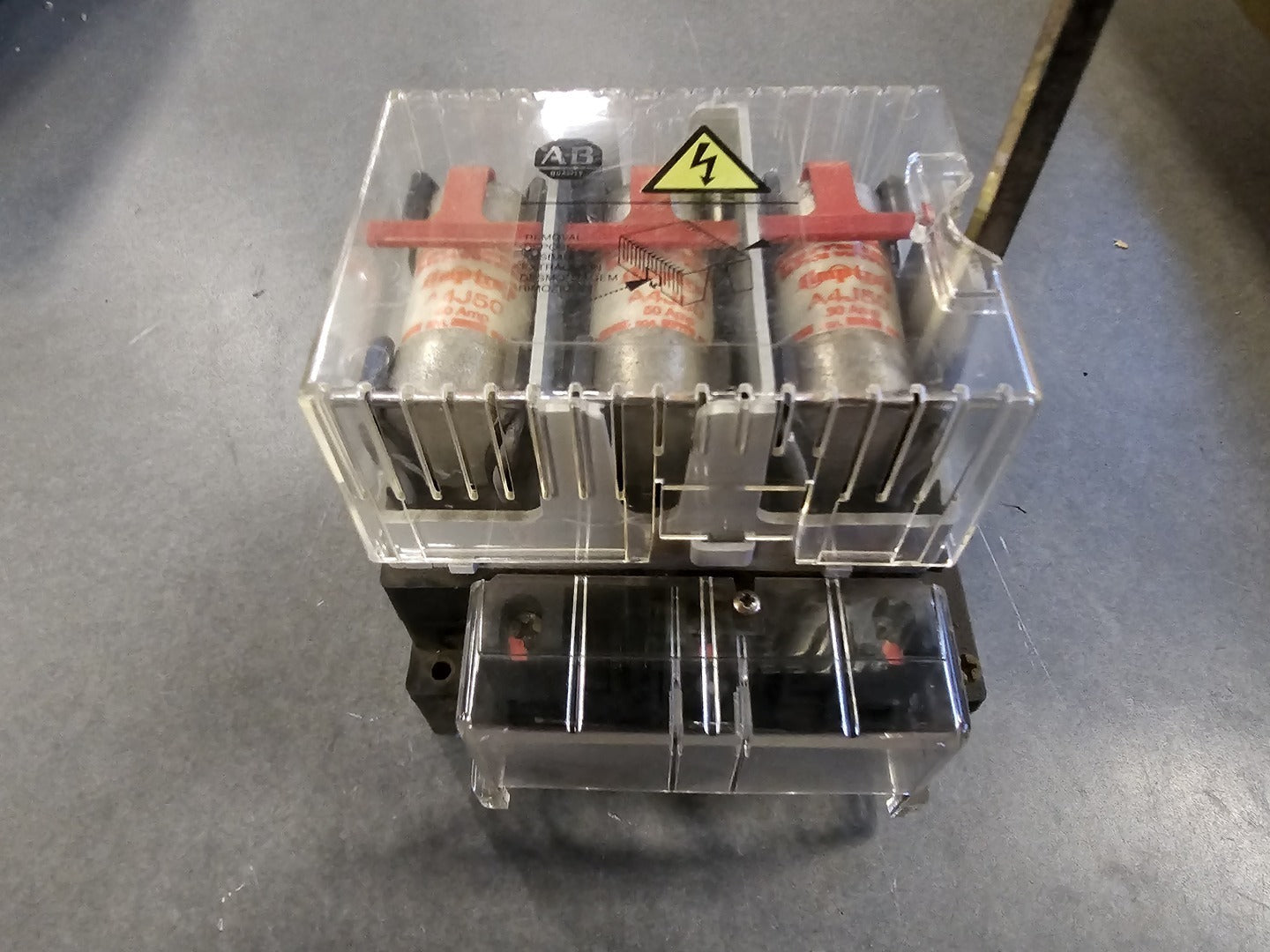 194R-NJ060P3 The Allen Bradley 194R-NJ060P3 is a 60 Amp, 600VAC, 3-phase fusible disconnect switch. It is RoHS3 compliant and has a Moisture Sensitivity Level of 1.