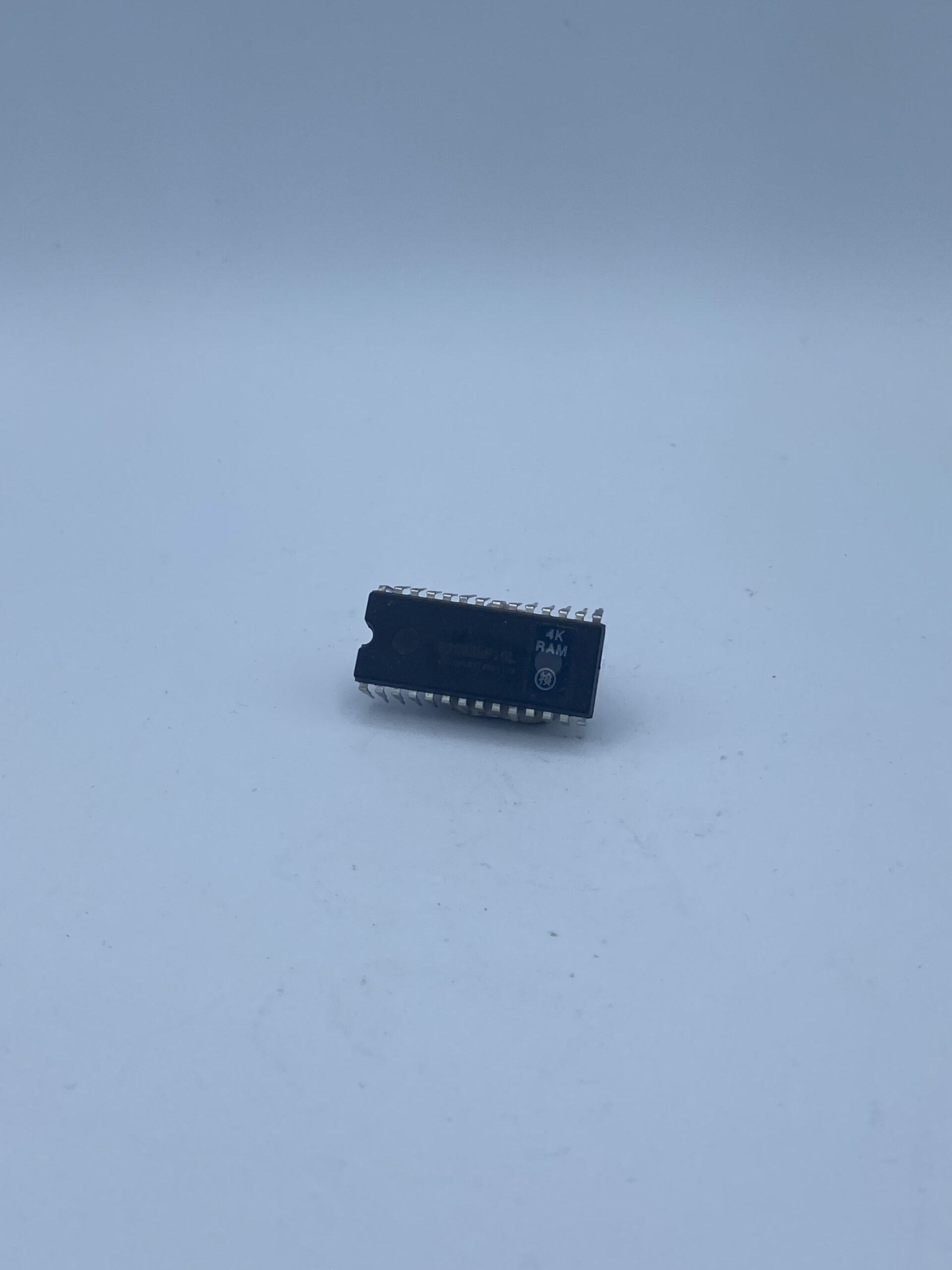 HM6264BLP10L The Hitachi HM6264BLP10L is a SRAM memory component with an 8K x 8 organization. This part is listed under refurbished condition.