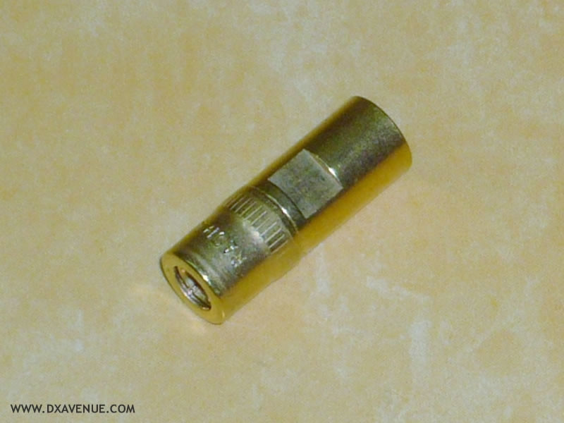 R114-005 The Radiall R114-005 is an SMB straight plug connector designed for small coaxial cables up to 2.6mm in diameter. It offers a frequency range of DC to 4 GHz.