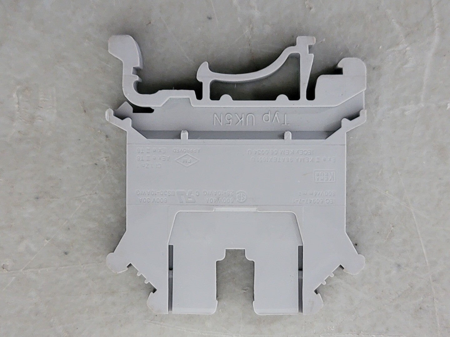 UK5N The Phoenix Contact UK5N is a feed-through terminal block designed for din rail mounting. It offers RoHS3 compliance and an MSL of 1.