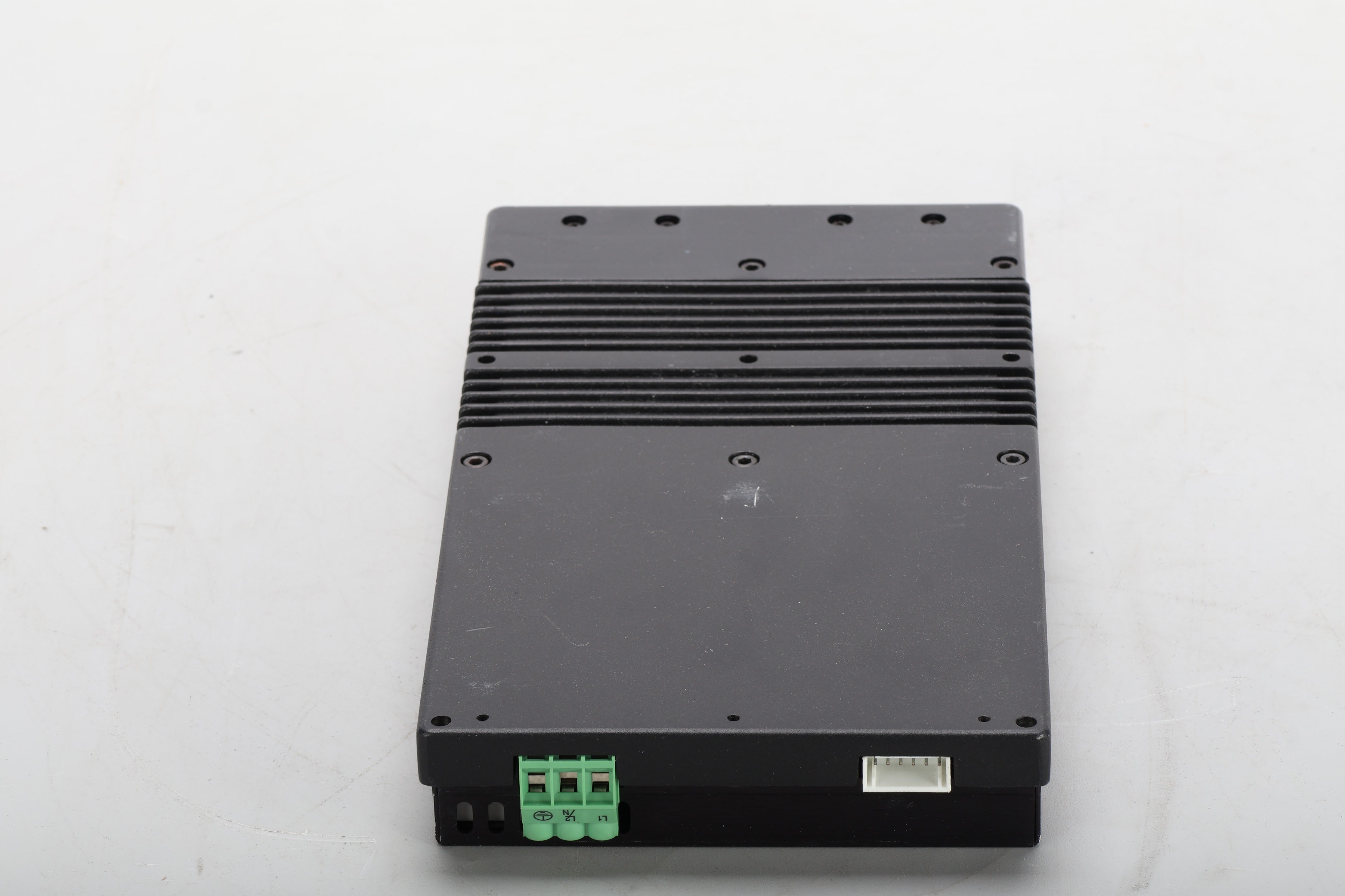 VI-MUM-EQ The Vicor VI-MUM-EQ is an AC DC converter with a 10V DC output and 400W power rating. This unit is fully tested and in excellent working order.