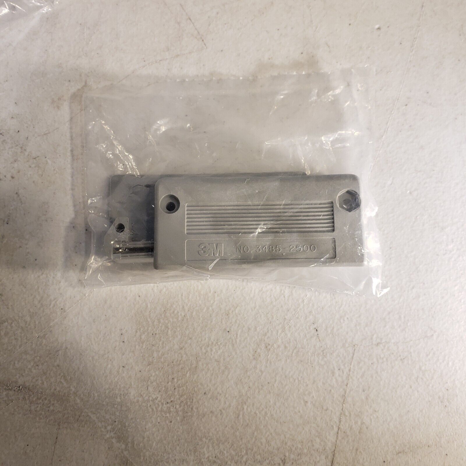 3485-2500 The 3M 3485-2500 is a backshell designed for 50-pin ribbon connectors. It is RoHS3 Compliant and has an MSL rating of 1.