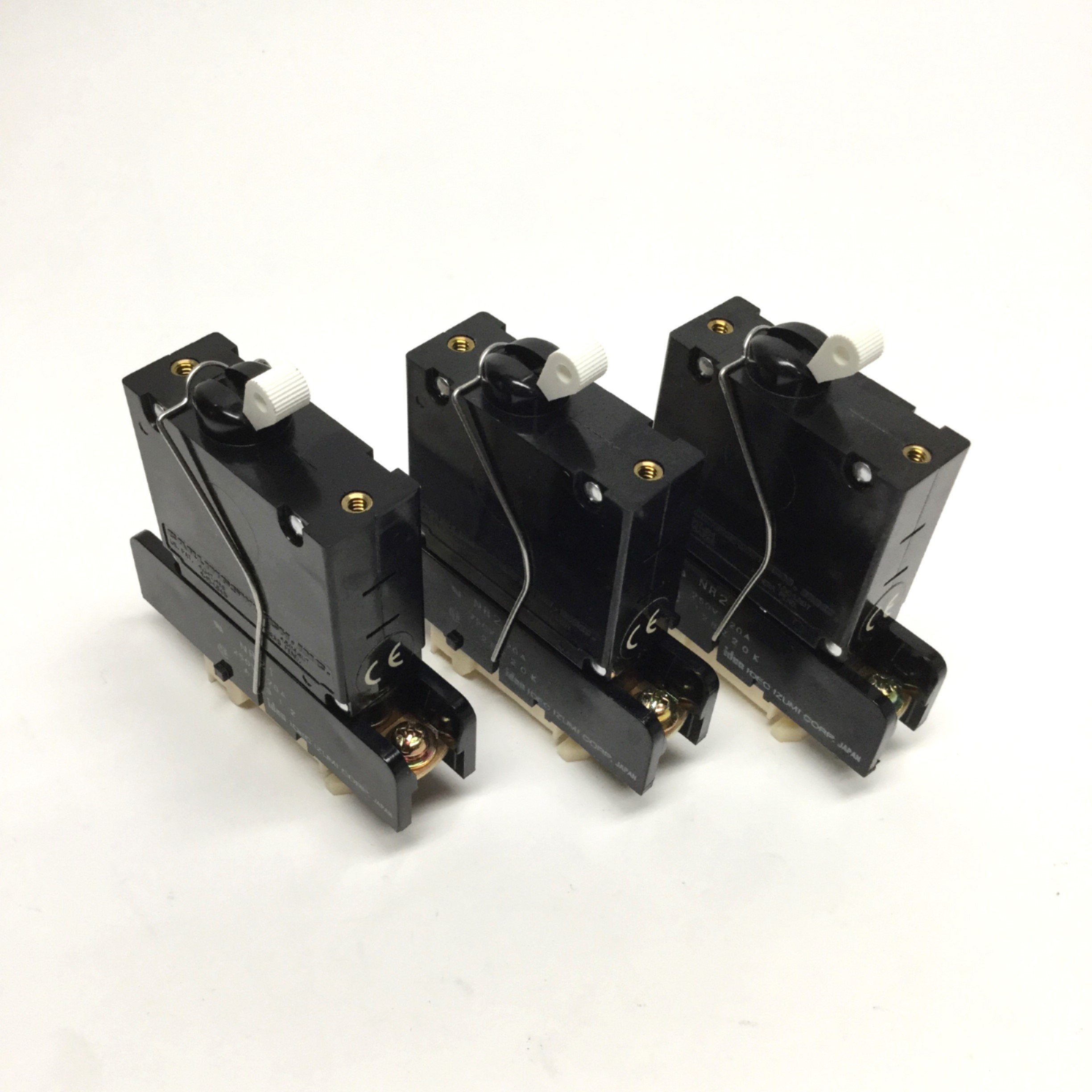 BA1-B0-14-475-111-D The Littelfuse Inc. BA1-B0-14-475-111-D is a 1-pole circuit breaker with a 7.5A current rating and 277V voltage rating. It features a magnetic (hydraulic delay) trip type and panel mount design.