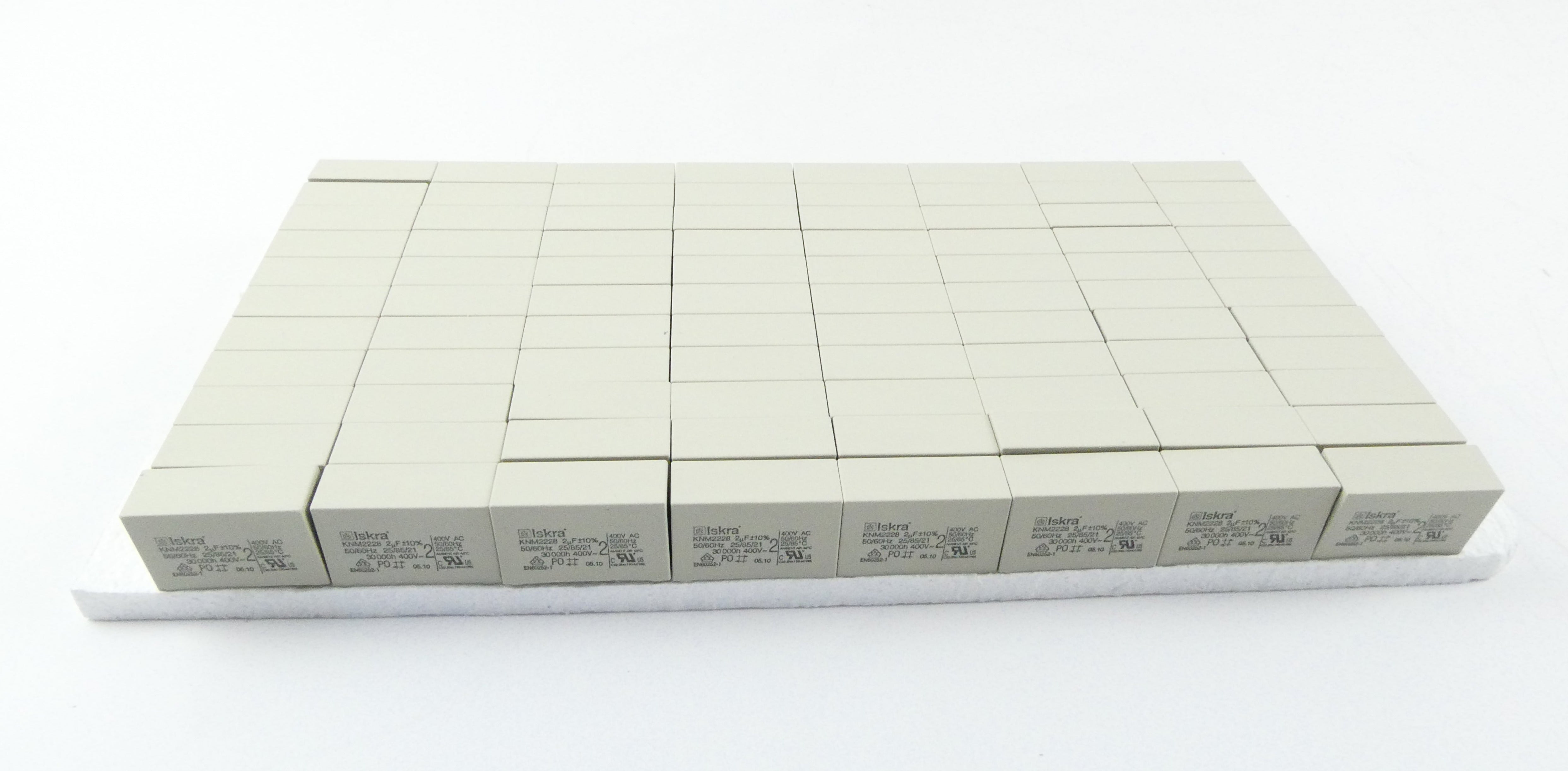KNM2228 The Iskra KNM2228 is a capacitor with a 400V operating voltage and a lifetime of 30000 hours. It is RoHS3 compliant.