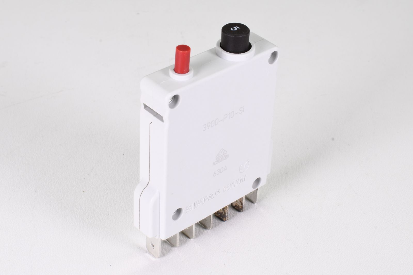 3900-P10-SI-5A The E-T-A 3900-P10-SI-5A is a single-pole thermal magnetic circuit breaker rated for 5A and 250VAC/65VDC. It features a panel mount design.
