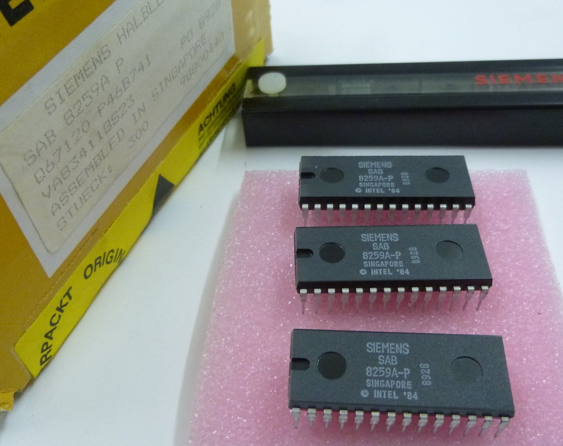 SAB 8259AP The Siemens SAB 8259AP is a Programmable Interrupt Controller designed for the 80s Intel Microprocessor Series. It comes in a DIP28 package.