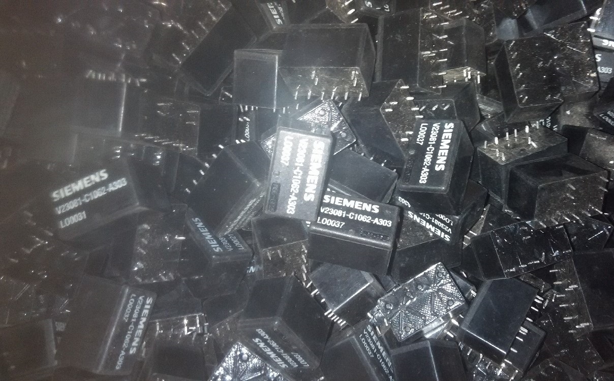 V23081-C1062-A303 The Siemens V23081-C1062-A303 is a new relay. It is RoHS3 Compliant and has an MSL of 1 Unlimited.