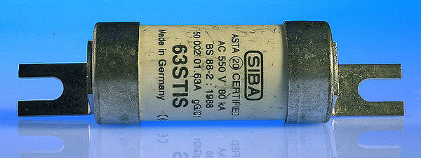 63SB4 The Eaton 63SB4 is a 63A HRC fuse link conforming to the BS88 standard. It features bolted mounting and offset contacts for industrial applications.