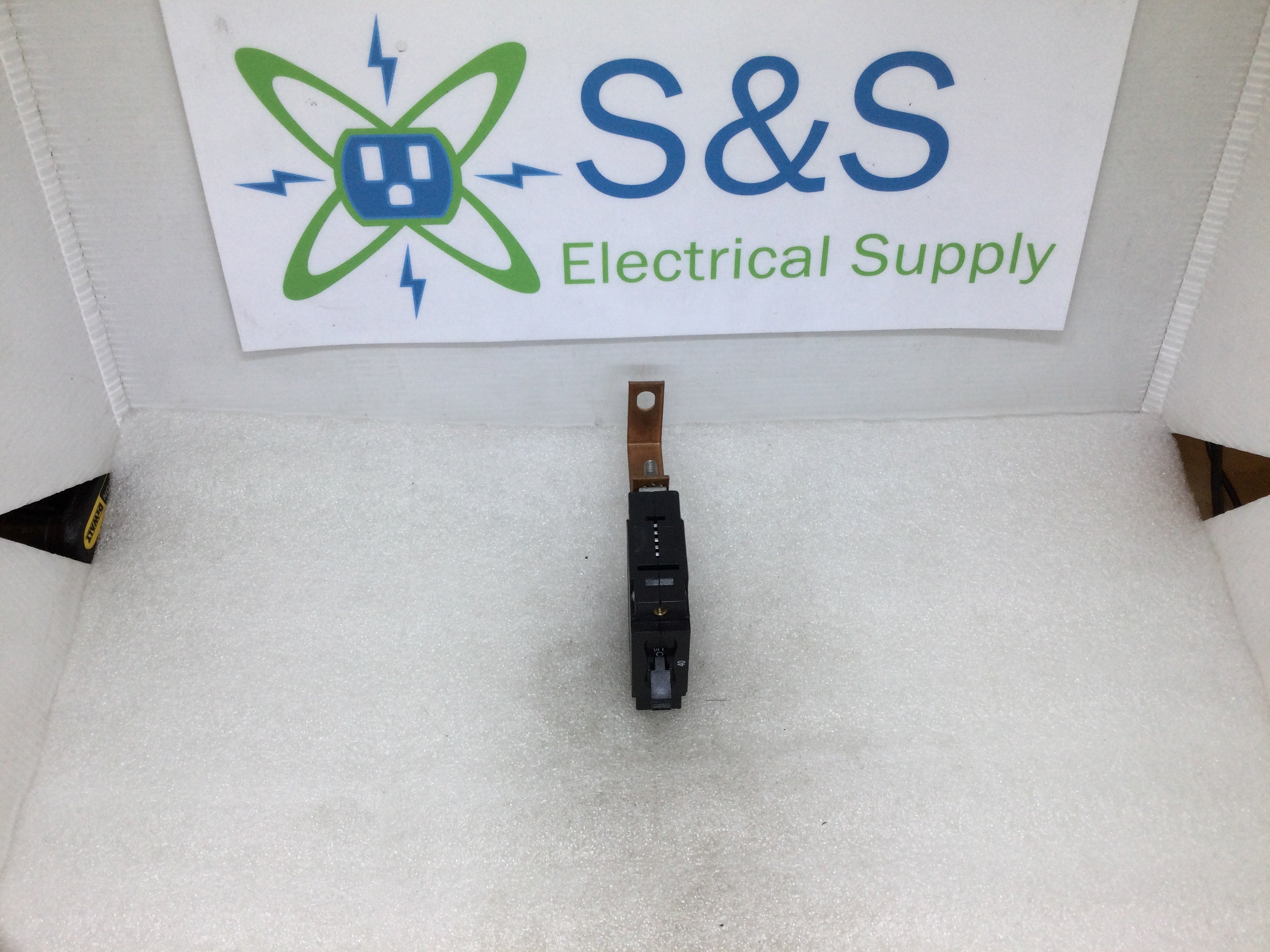 CA1-B2-12-640-121-MG The Littelfuse Inc. CA1-B2-12-640-121-MG is a single pole circuit breaker with a 40A current rating and 480V voltage rating. It is designed for panel mounting.