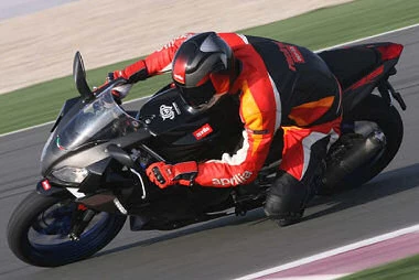125-2007 The Aprilia RS 125 2007 is a motorcycle with a design inspired by the RSV-R 1000. It features advanced braking systems and a digital display.