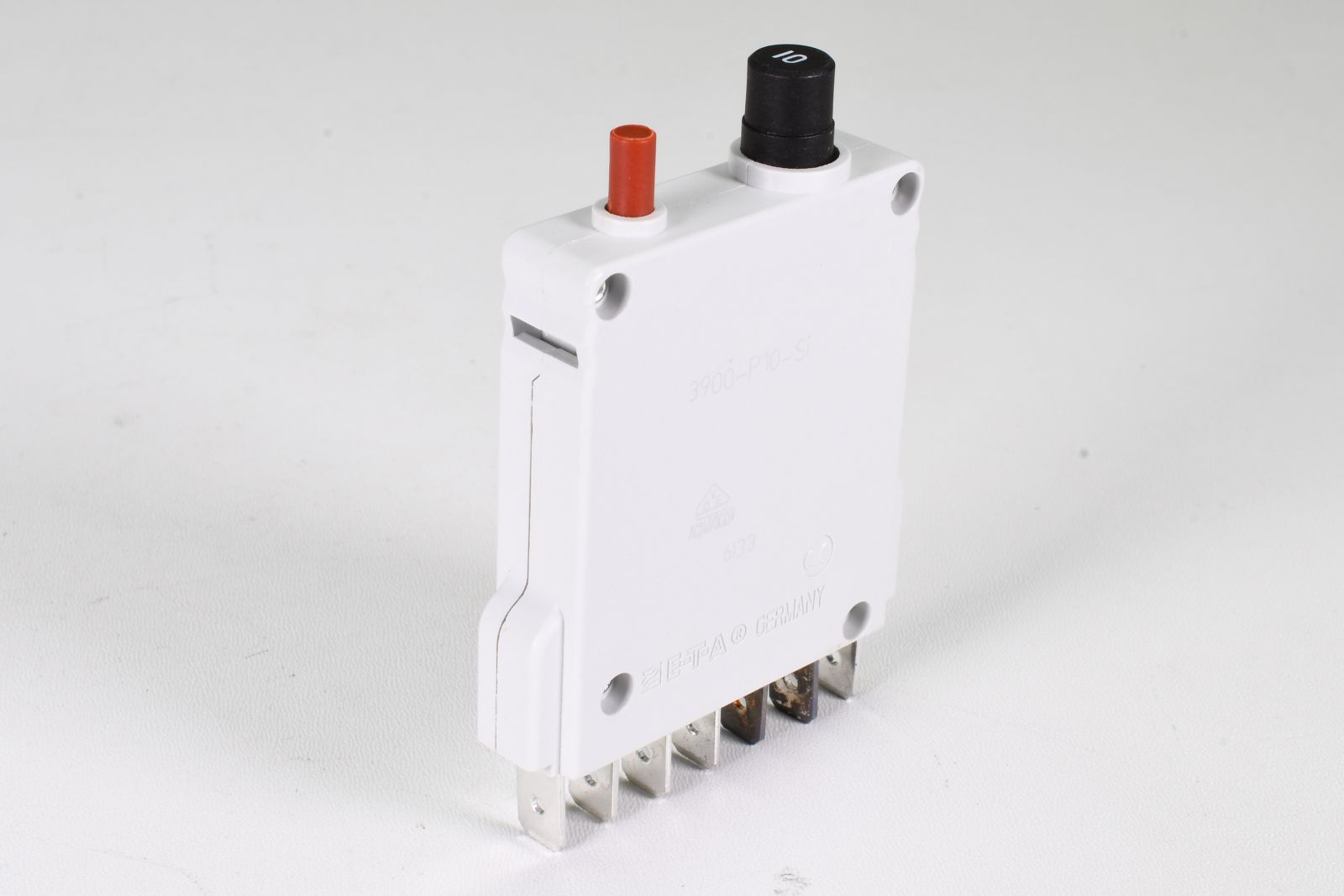 3900-P10-SI-10A The E-T-A 3900-P10-SI-10A is a single-pole thermal magnetic circuit breaker rated for 10A and 240V AC. It features a panel mount design and is approved to EN 60934.