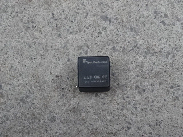 V23234-A0004-X053 This is a used Schrack V23234-A0004-X053 relay, suitable for MAN F 2000 vehicles. It is listed as RoHS3 Compliant.