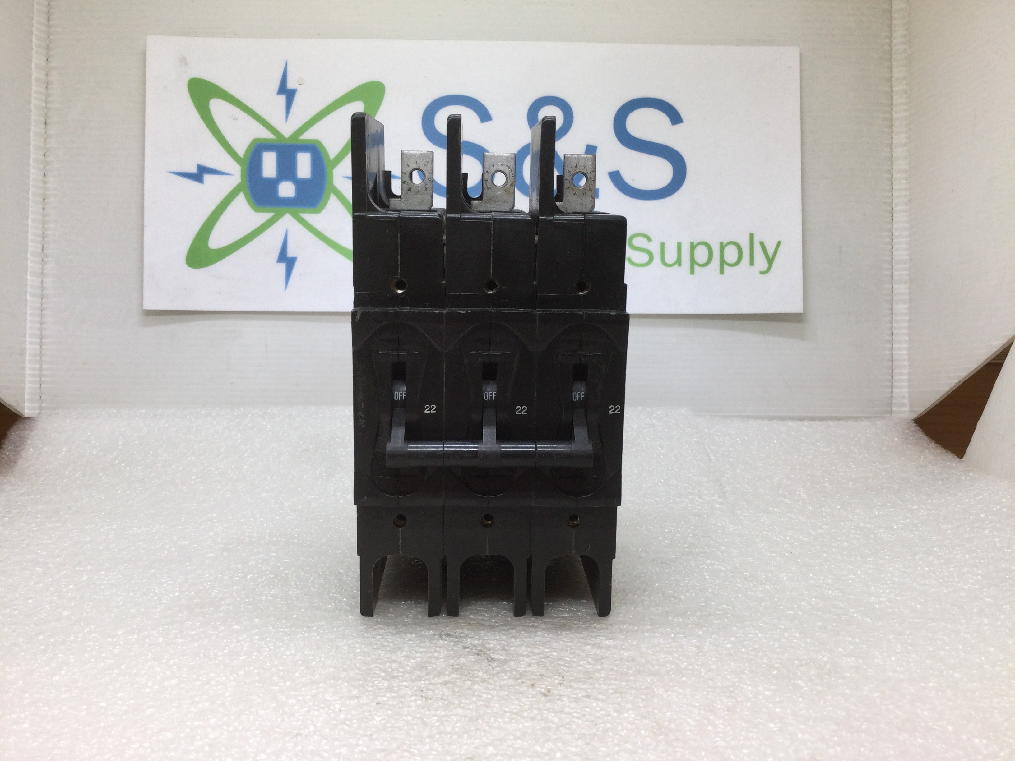 209-2-2718-11 The Sensata Airpax 209-2-2718-11 is a 3-pole circuit breaker from the Series 209. It is rated for 22A and 240VAC.