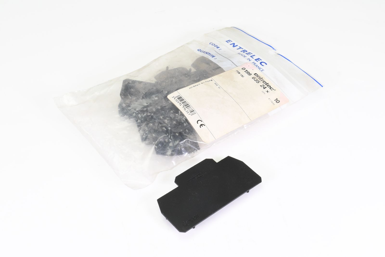 0199-635-24 The Entrelec 0199-635-24 is an end section terminal block adapter, part of the FEM13U series. It is supplied in a standard package of 10 units.