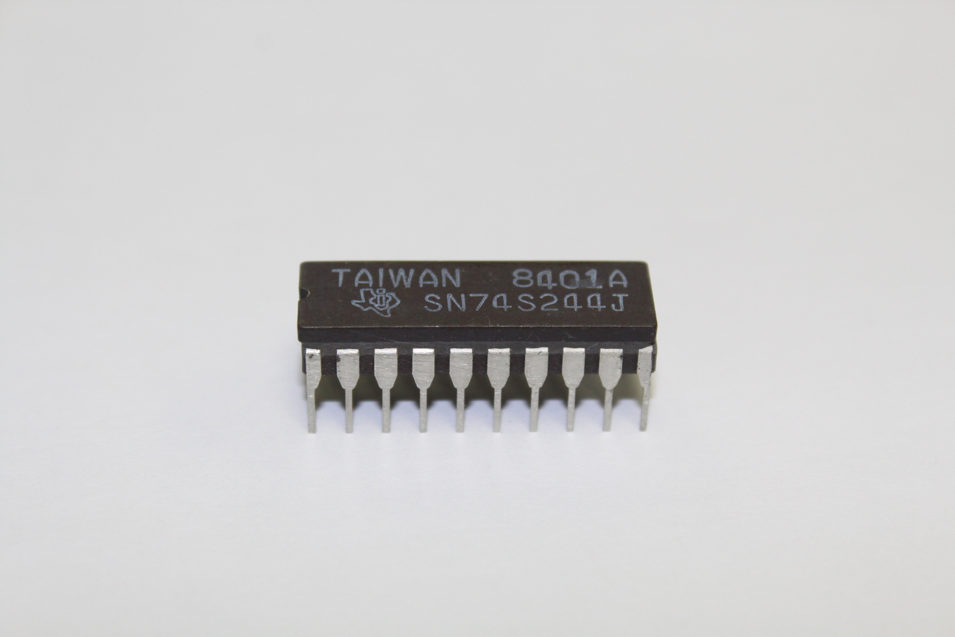 SN74S244J The SN74S244J from Advanced Micro Devices is a buffer, driver, receiver, and transceiver component. It is supplied in a 20-pin DIP package.